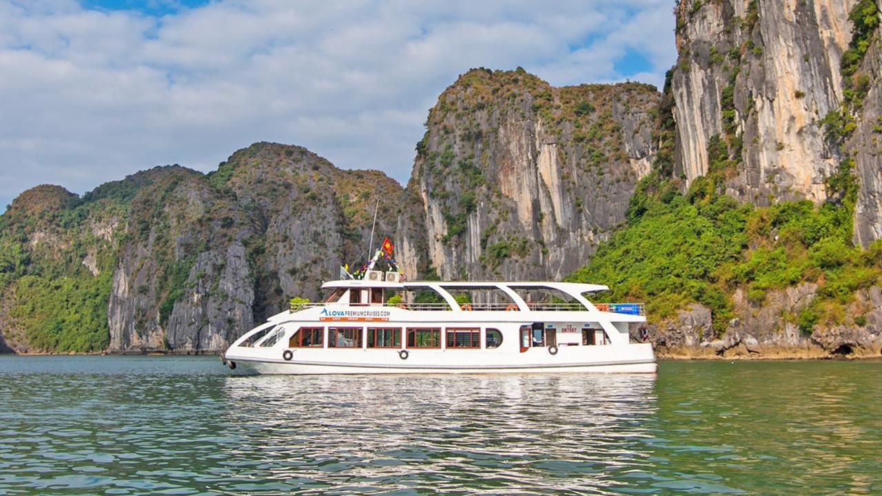 Alova Day Cruise in Halong Bay Vietnam