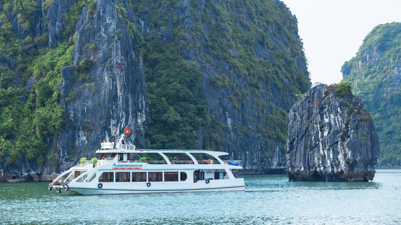 Alova Day Cruise in Halong Bay Vietnam