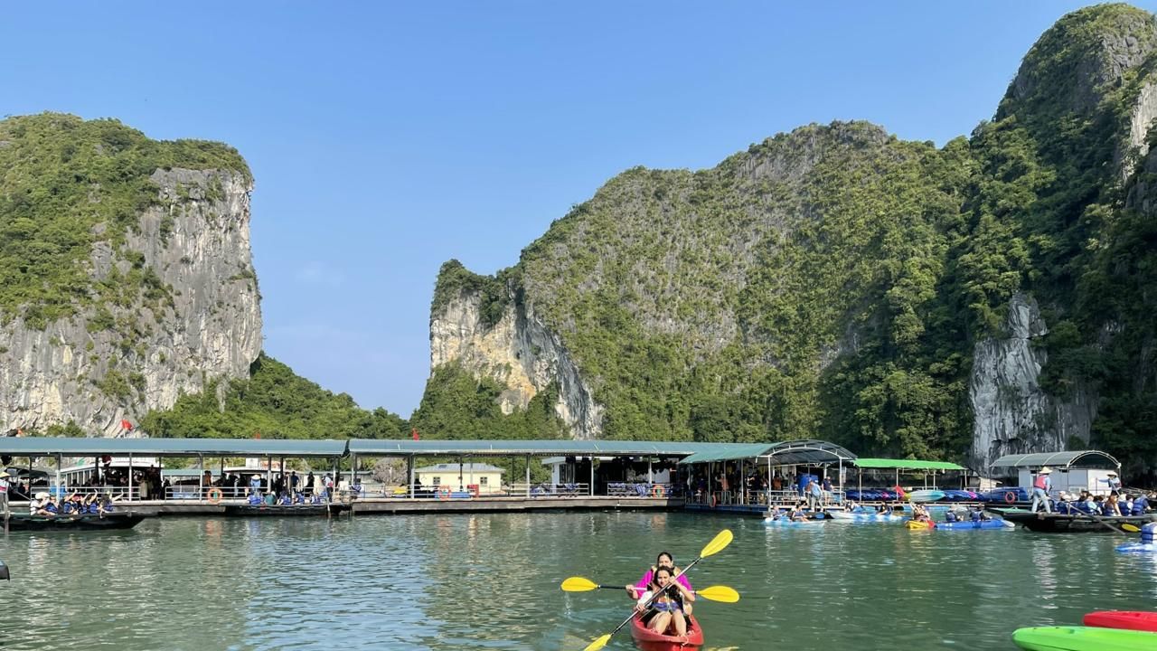 Alova Day Cruise in Halong Bay Vietnam