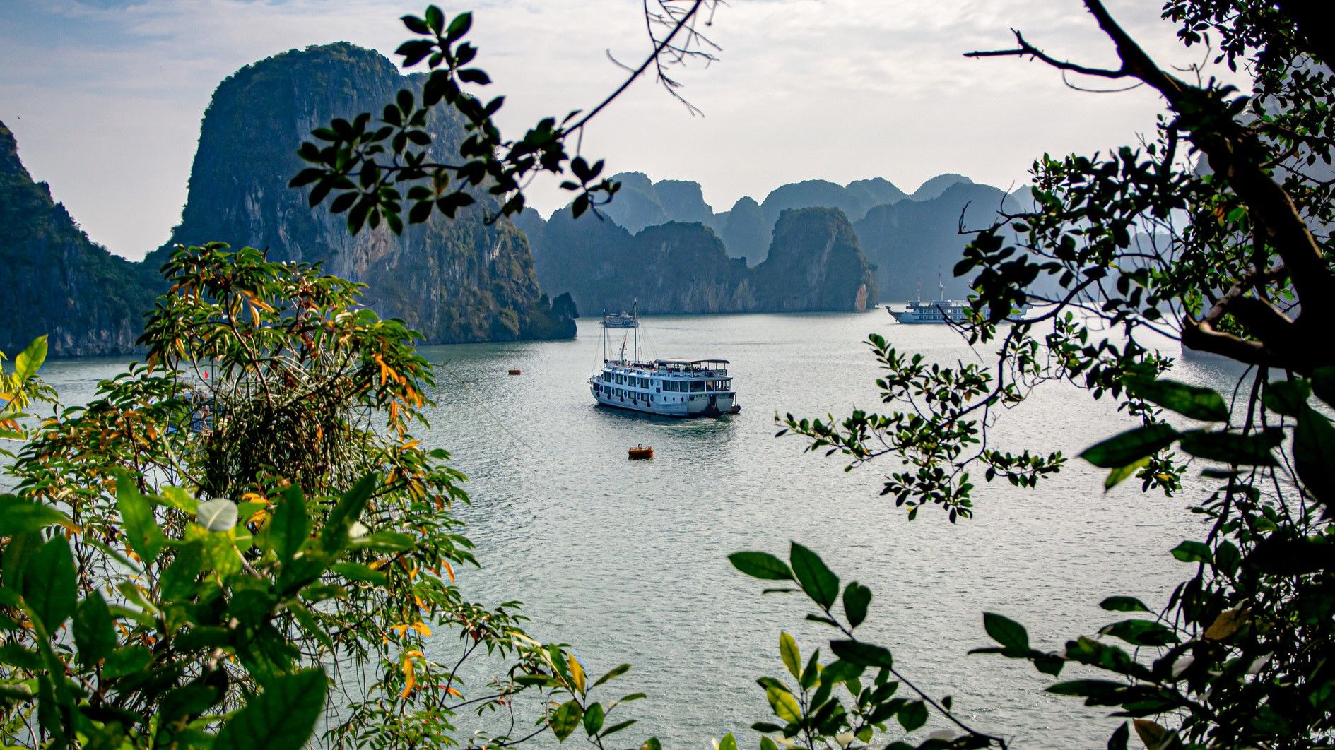 Bai Tu Long bay