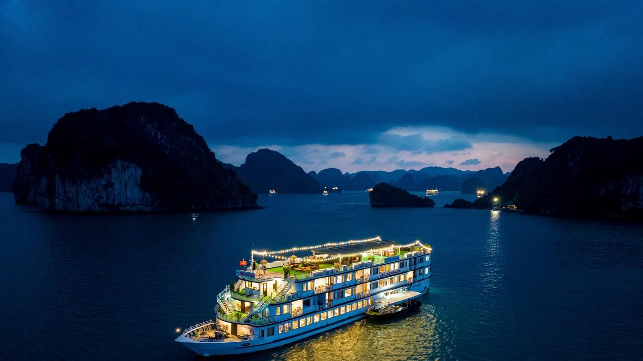 CROWN LEGEND CRUISE halong