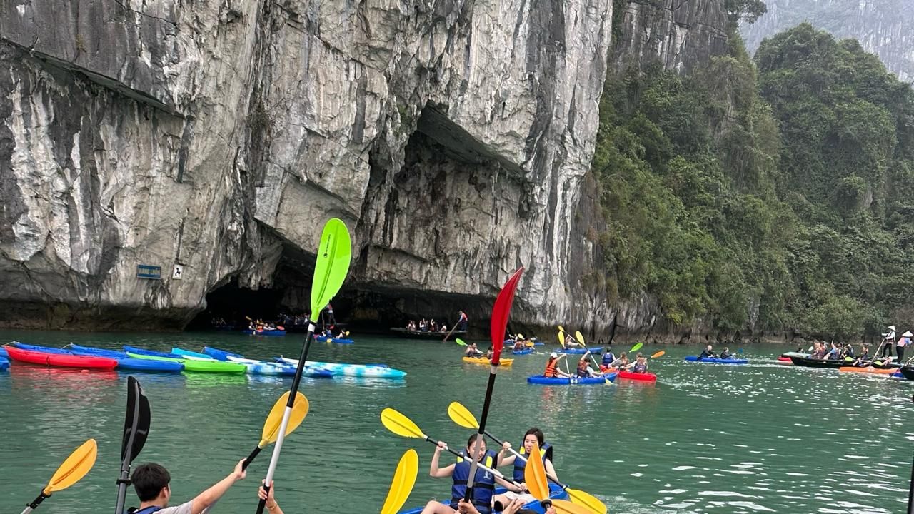 CROWN LEGEND CRUISE halong