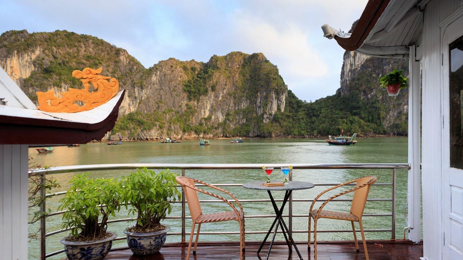 Cozy Bay Classic Cruise Halong Bay