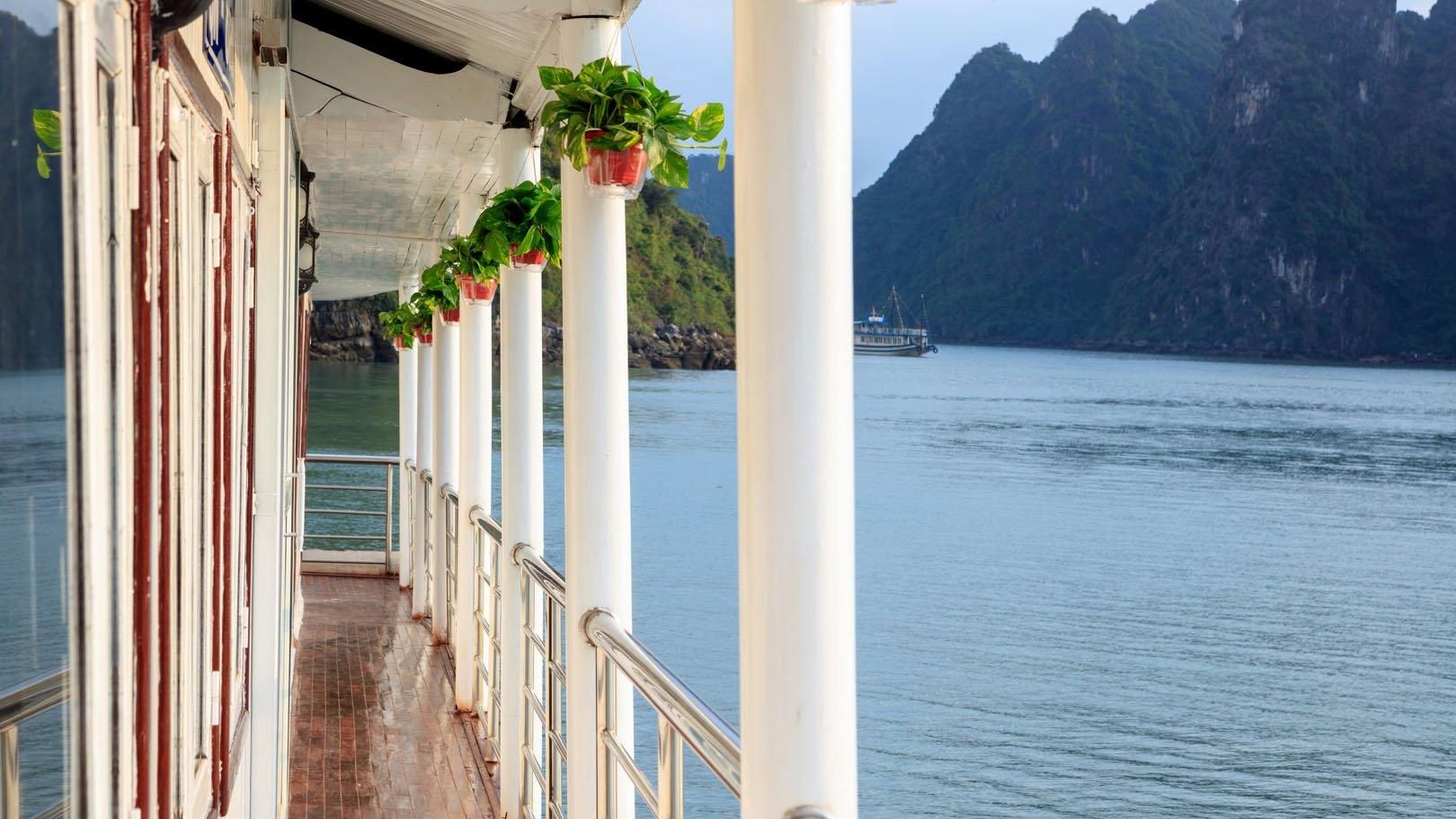 Cozy Bay Classic Cruise Halong Bay