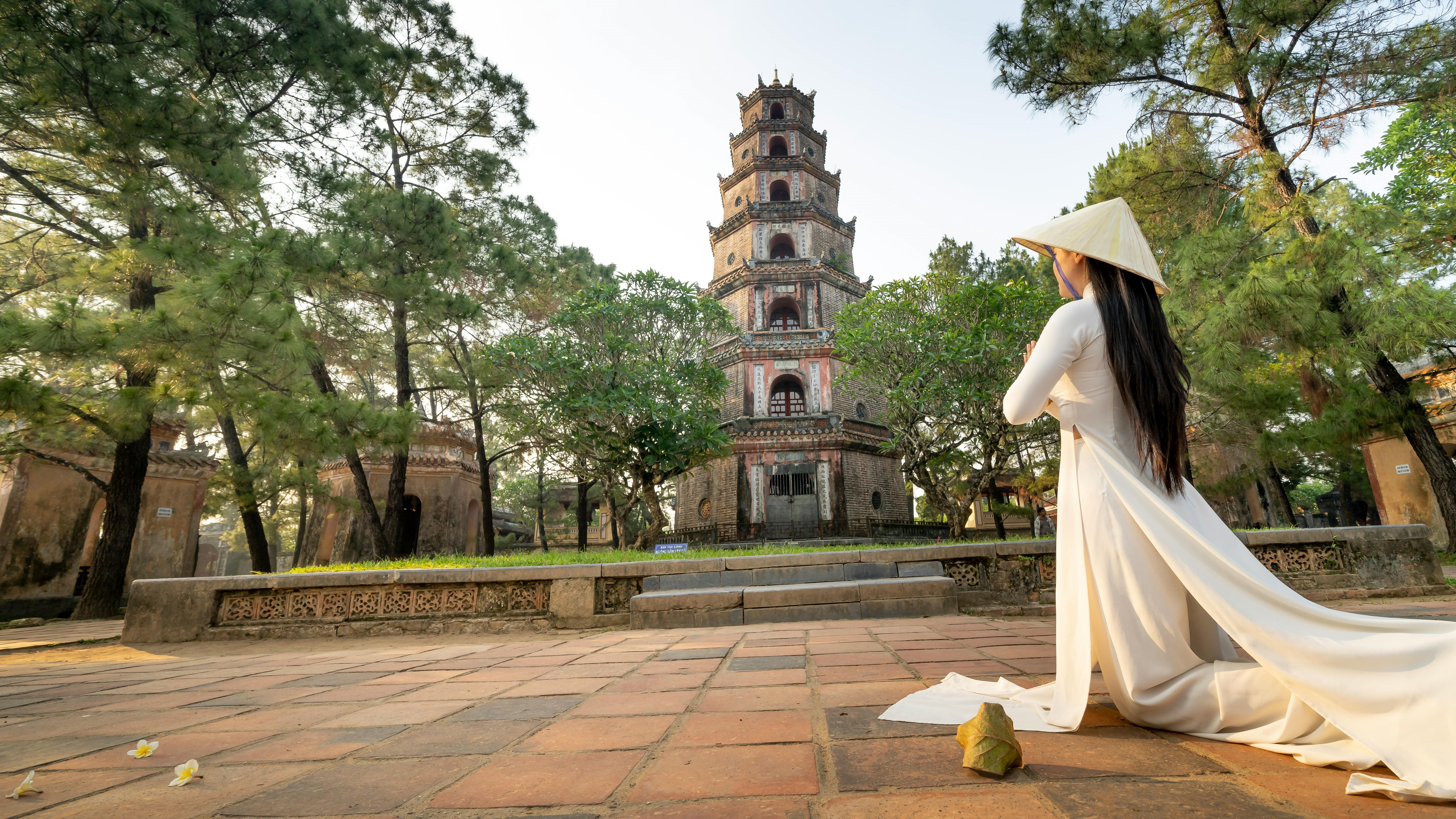 a woman kneeled down in the pagoda