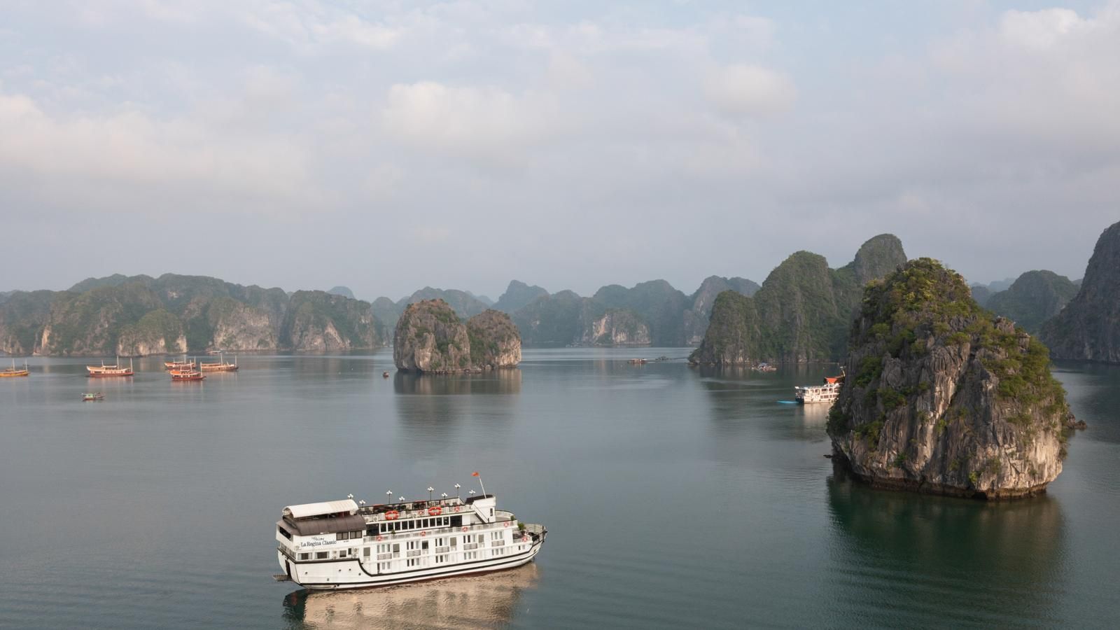 La Regina Classic Cruise in Bai Tu Long Bay, Vietnam