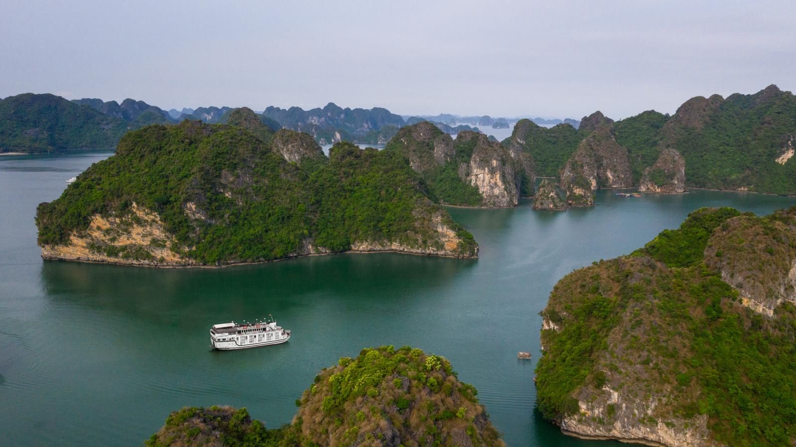 La Regina Classic Cruise in Bai Tu Long Bay, Vietnam