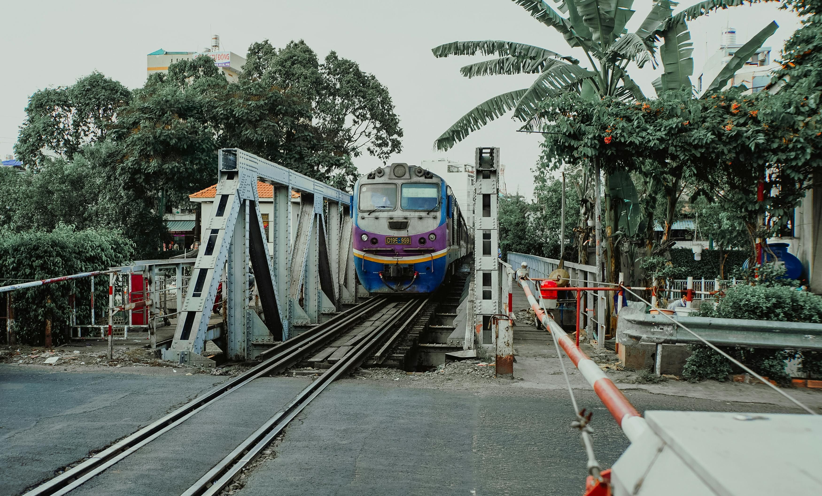 Travel to Cat Ba island by train