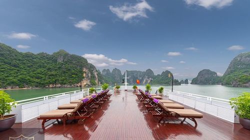 CROWN LEGEND CRUISE halong