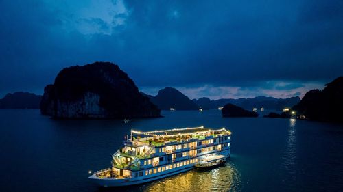 CROWN LEGEND CRUISE halong