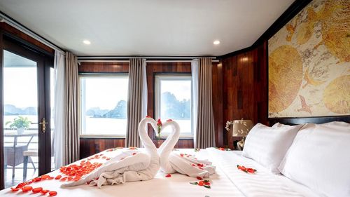 CROWN LEGEND CRUISE halong