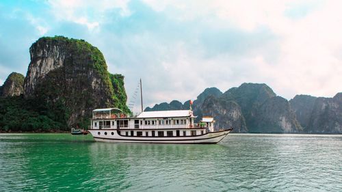 Cozy Bay Classic Cruise Halong Bay