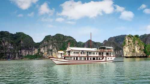 Cozy Bay Classic Cruise Halong Bay