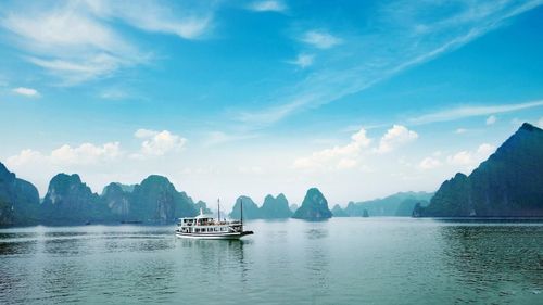 Wego Halong Bay day cruise